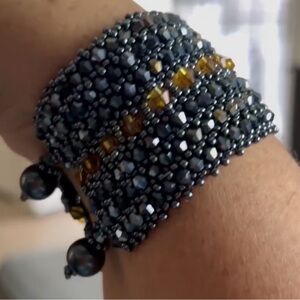 Elegant Beaded Bracelet with Black and Gold Accents